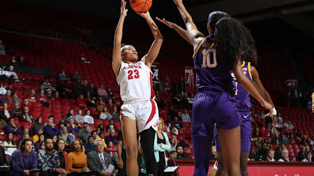 012323_WBB_DavisBr_LSU_CV3852